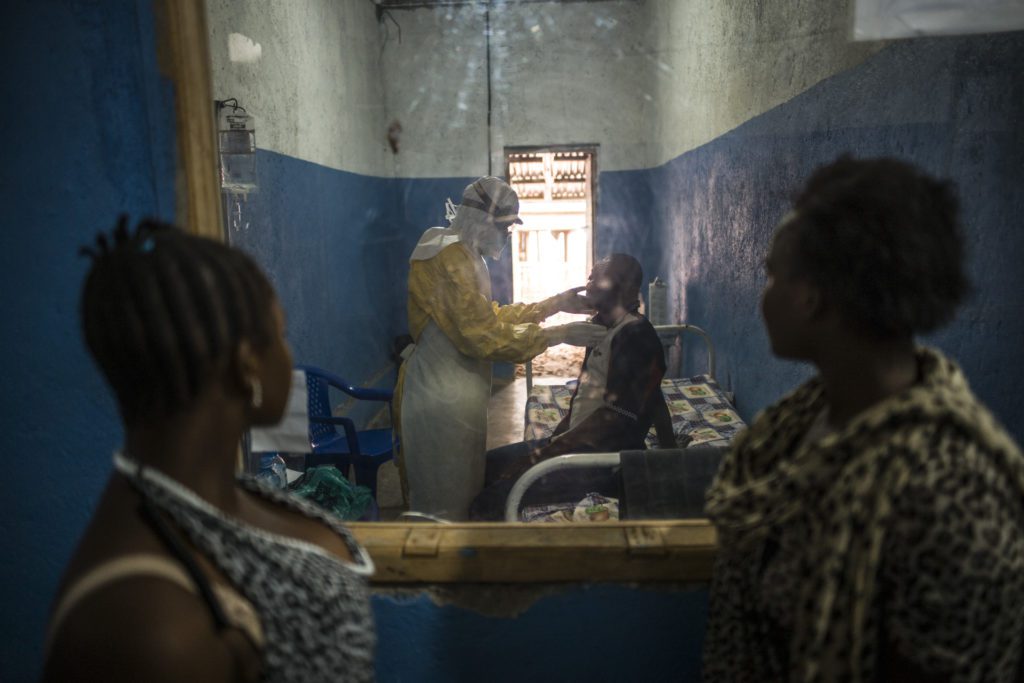RD Congo – Fin de la dixième épidémie d’Ebola : des leçons à retenir 2 dans les centres de traitement ALIMA (ici à Mambasa), les familles peuvent rendre visite à leurs proches et suivre l'évolution de leur santé tout au long de leur hospitalisation. Cela leur permet également de se familiariser avec les gestes médicaux prodigués par le personnel soignant. © ALIMA / Olivier Papegnies