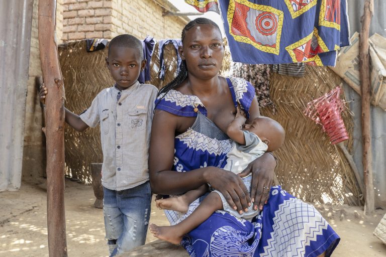 Accueil 2 1 - mere-mesure-bras-enfant-tchad